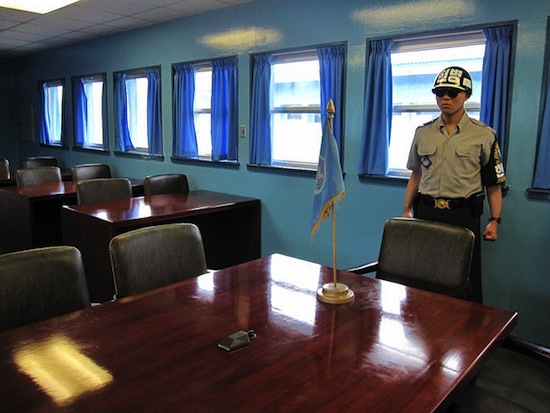Граница между Северной и Южной Кореей проходит посреди стола
