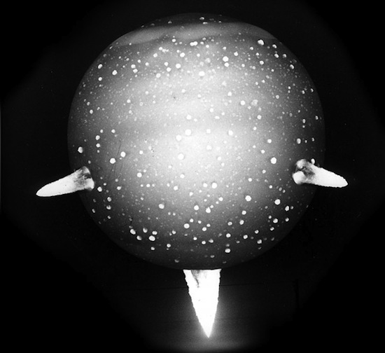 На фотографиях «ядерного гриба» в первую секунду после взрыва можно заметить таинственные шипы