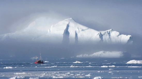 По прогнозам, к 2050-му году слой арктических льдов станет настолько тонким, что морские суда смогут ходить через Северный полюс