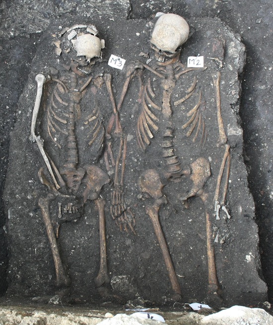 Румынские археологи нашли пару средневековых скелетов, «Ромео» и «Джульетту», держащихся за руки