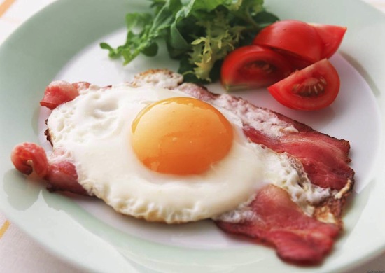 Если вы будете завтракать яйцами и мясом, это поможет удержаться от еды по ночам