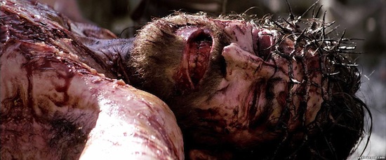 Возможно, Джеймс Кэвизел был поражён молнией на кресте во время съёмок фильма «Страсти Христовы»