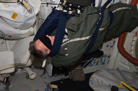 Узнайте, как спят астронавты на МКС