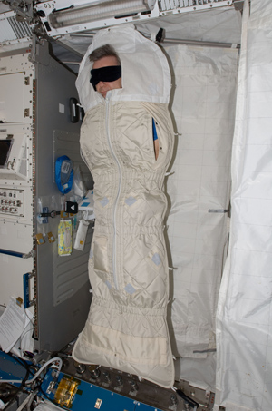 Узнайте, как спят астронавты на МКС