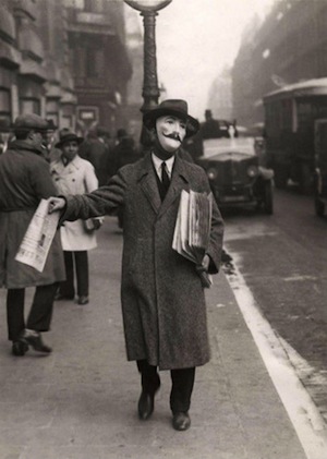 Этот продавец газет носил маску с усами задолго до героя «V – значит вендетта» и Анонимусов