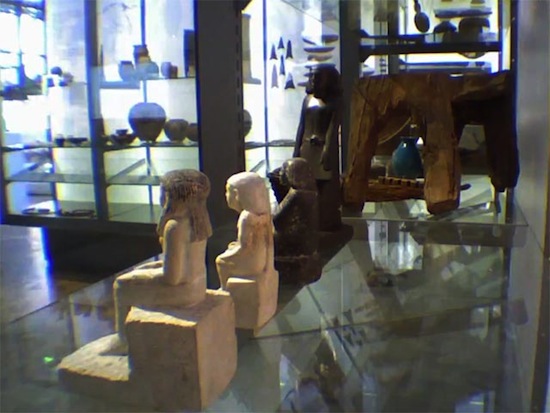 Египетская статуэтка в английском музее двигается сама по себе