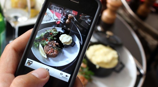 Фотографии чужой еды в Инстаграме портят аппетит