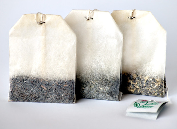 Чайные пакетики были изобретены торговцем, который решил посылать образцы чая клиентам в шёлковых мешочках