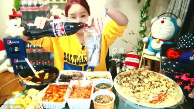 В Южной Корее люди платят за то, чтобы в прямом эфире посмотреть, как объедаются другие