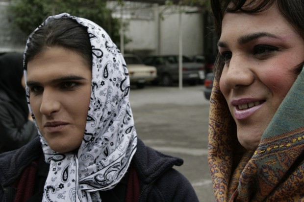Иран занимает 2-е место в мире по количеству трансгендерных операций, но геев и лесбиянок там казнят