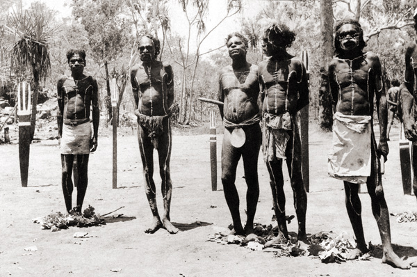 Австралийские аборигены разрезают пенис по достижении зрелости