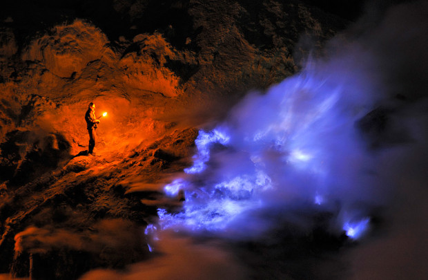 Вулкан в Индонезии извергает потрясающую синюю лаву