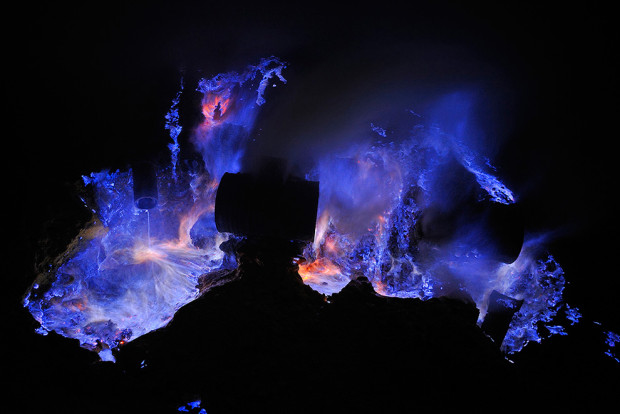 Вулкан в Индонезии извергает потрясающую синюю лаву