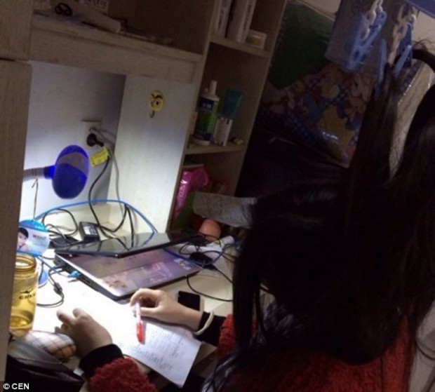Китайские студенты привязывают волосы к потолку, чтобы не заснуть во время учёбы