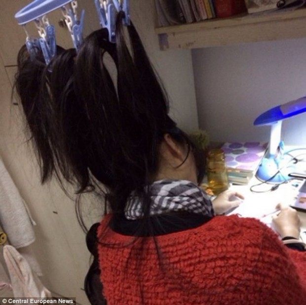 Китайские студенты привязывают волосы к потолку, чтобы не заснуть во время учёбы