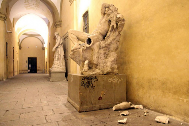 Студент сломал ценную статую XIX-го века, пока делал селфи у неё на коленях