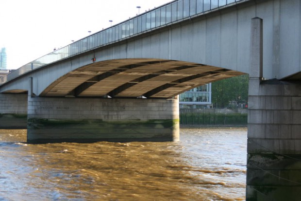Самоубийца, планировавший спрыгнуть с моста, случайно спас тонувшего под мостом человека