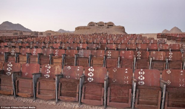 В египетской пустыне есть странный кинотеатр «Конец света», в котором никогда не показывали фильмы