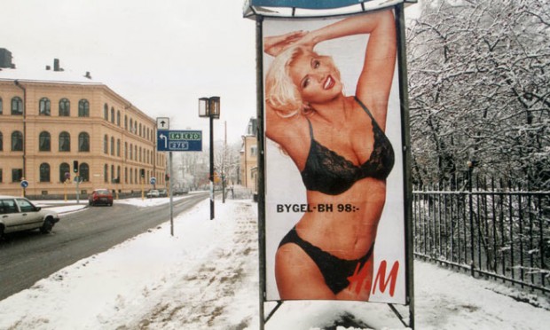 Реклама женского нижнего белья на придорожных щитах привела к 18 авариям в городах Европы