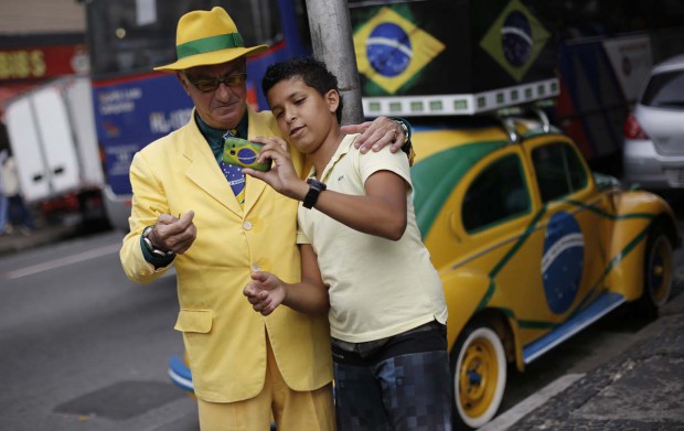 Футбольный фанат из Бразилии уже 20 лет носит одежду только цветов флага сборной