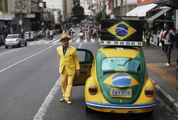 Футбольный фанат из Бразилии уже 20 лет носит одежду только цветов флага сборной