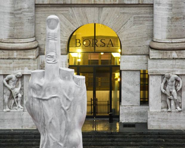 Перед Итальянской фондовой биржей установлен мраморный средний палец под названием «Л.Ю.Б.О.В.Ь.»