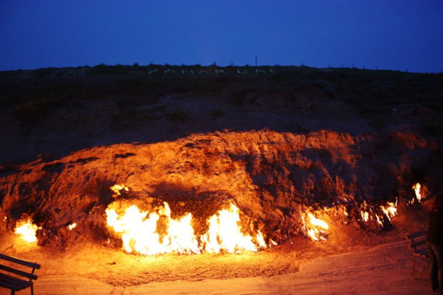 В Азербайджане есть гора, которая горит вечным пламенем