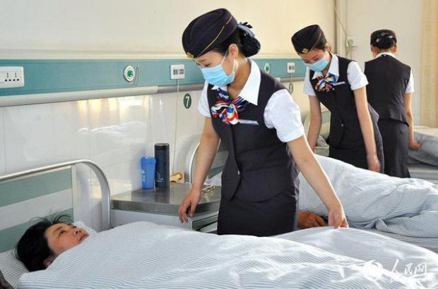 По какой-то странной причине медсёстры в китайской больнице одеваются, как стюардессы