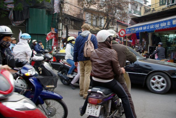 Во Вьетнаме так трудно перейти улицу, что приходится просить о помощи полицию