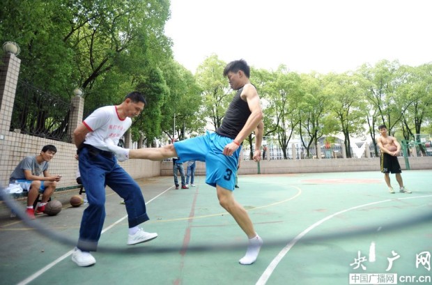 48-летний китаец работает «мальчиком для битья» — любой может ударить его за деньги