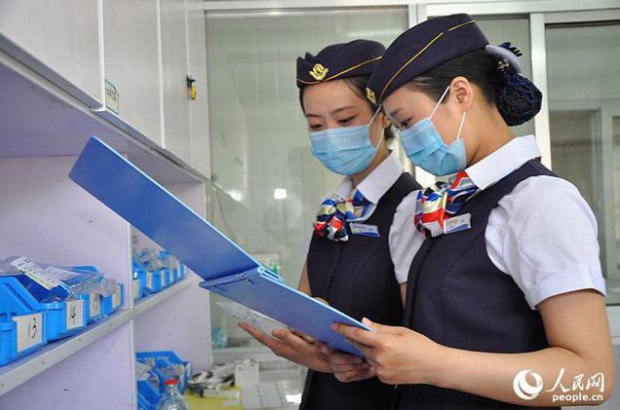 По какой-то странной причине медсёстры в китайской больнице одеваются, как стюардессы