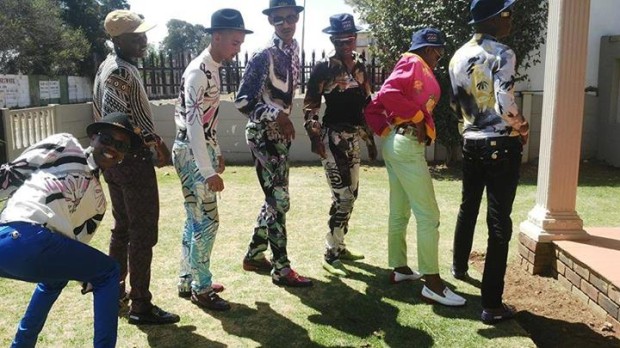В Южной Африке существует странная субкультура прожигания денег — ижикотан