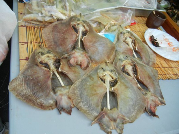 Самая популярная корейская ферментированная рыба пахнет как общественный туалет