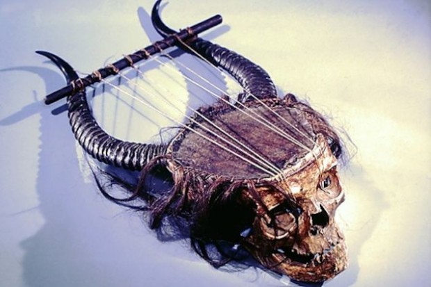 Лира, сделанная из человеческого черепа