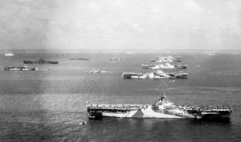 Камуфляж продолжали использовать и во Второй мировой войне. На фотографии — американский авианосец Wasp и несколько других судов, стоящих на рейде в Тихом океане.