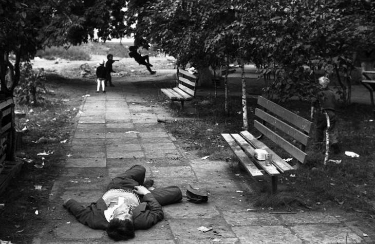 Пьяный работник шахты в субботнее утро перед Днем Шахтера. Двор на проспекте Металлургов. Новокузнецк. Кемеровская область. Кузбасс. Сибирь. 27.08.1983