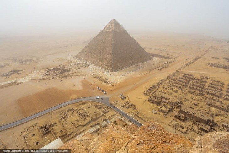 Уникальные фотографии с видами пирамид, снятые незаконно