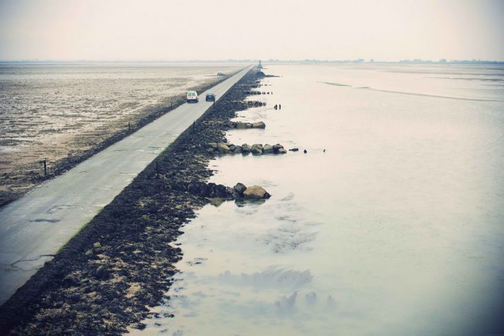 Эта поразительная дорога два раза в сутки погружается под воду!