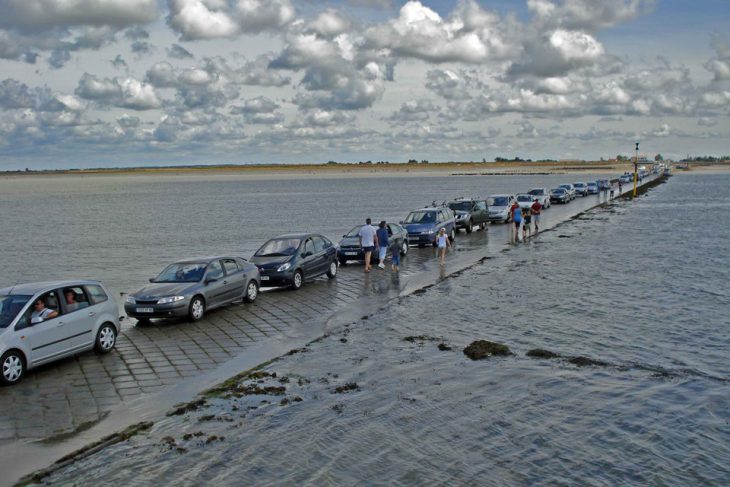 Эта поразительная дорога два раза в сутки погружается под воду!