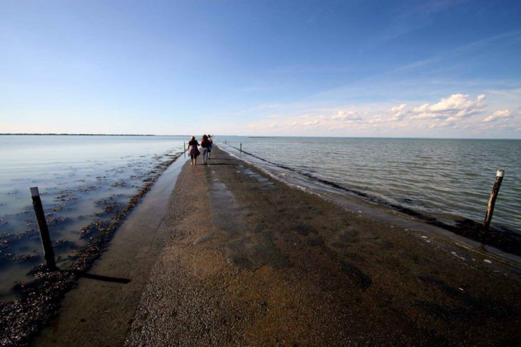 Эта поразительная дорога два раза в сутки погружается под воду!