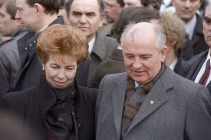 Раиса и Михаил Горбачевы во время дружественного визита в Югославию, 1988 