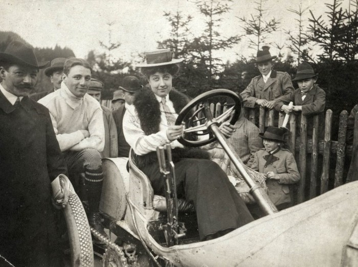 Единственное фото, на котором Адриана позирует за рулем авто, названного в ее честь, ок. 1910 г. 