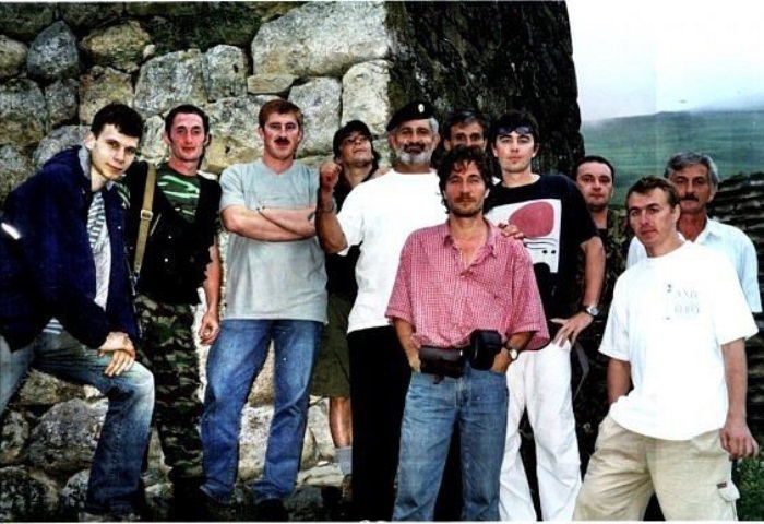 Съемочная группа фильма «Связной». Северная Осетия, Кармадонское ущелье, 2002