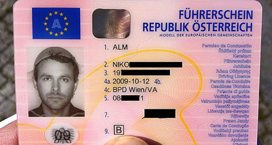 Австриец-пастафарианец сделал фотографию на права с дуршлагом на голове