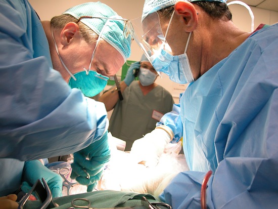 Врачи проводят операции в синей или зелёной форме для того, чтобы иметь возможность отвлекаться от цвета крови