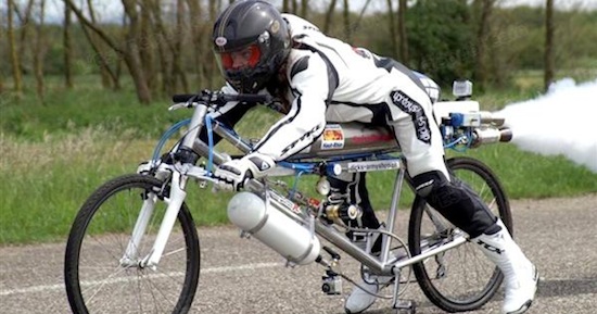 Французский велосипедист разогнался до 263 км/ч на ракетном велосипеде