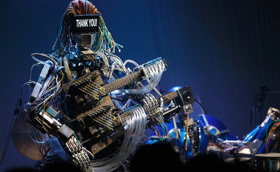 В Японии есть рок-группа роботов: гитарист с 78 пальцами, барабанщик с 21 палочкой и клавишник с лучами из глаз