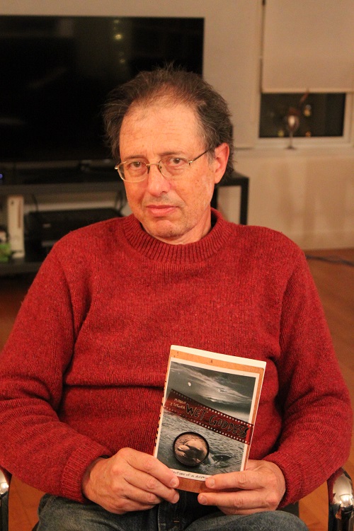 Малкольм Дж. Бреннер занимался сексом с дельфином и написал об этом книгу