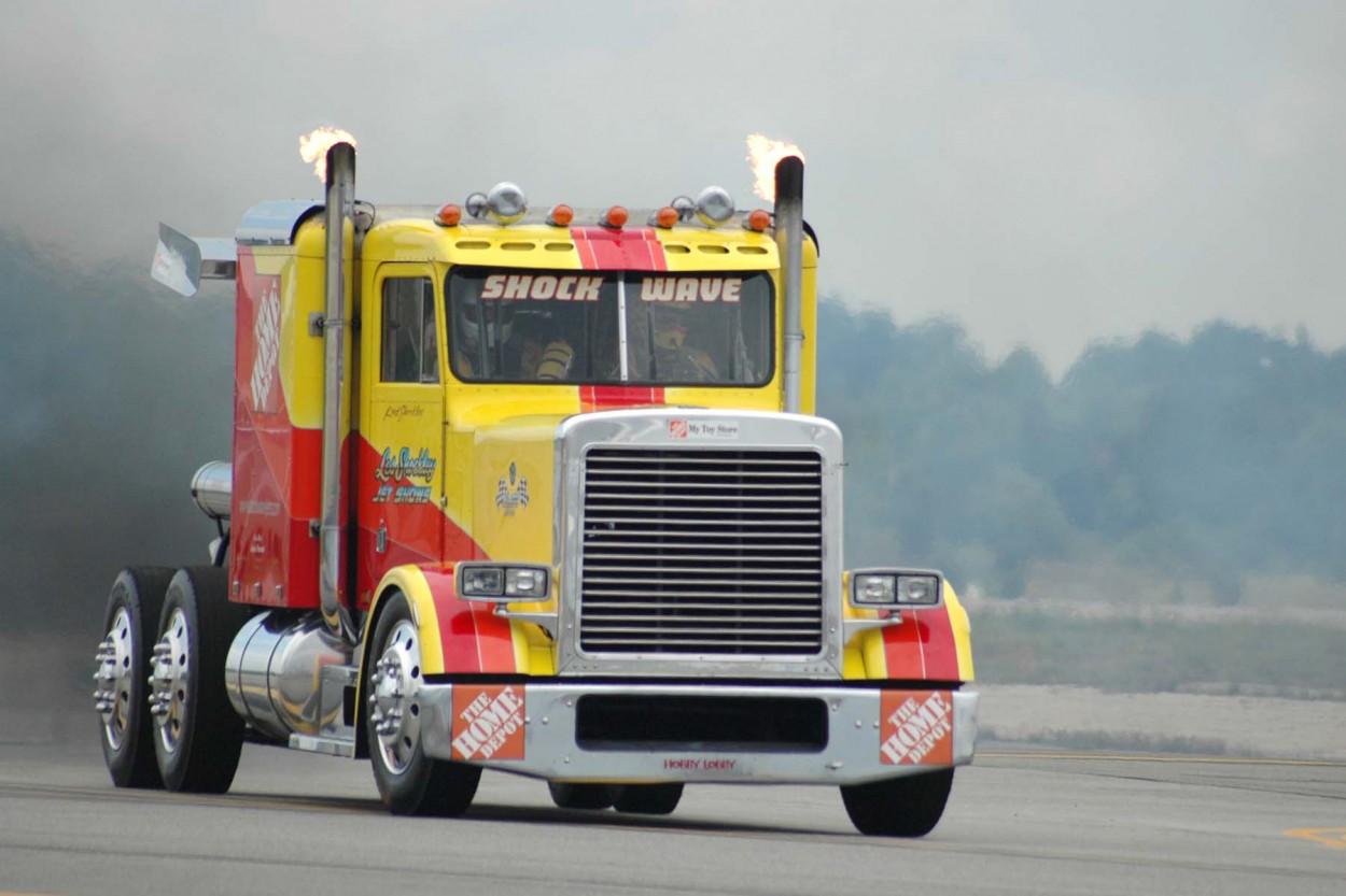 Самый быстрый грузовик в мире работает на реактивных двигателях
