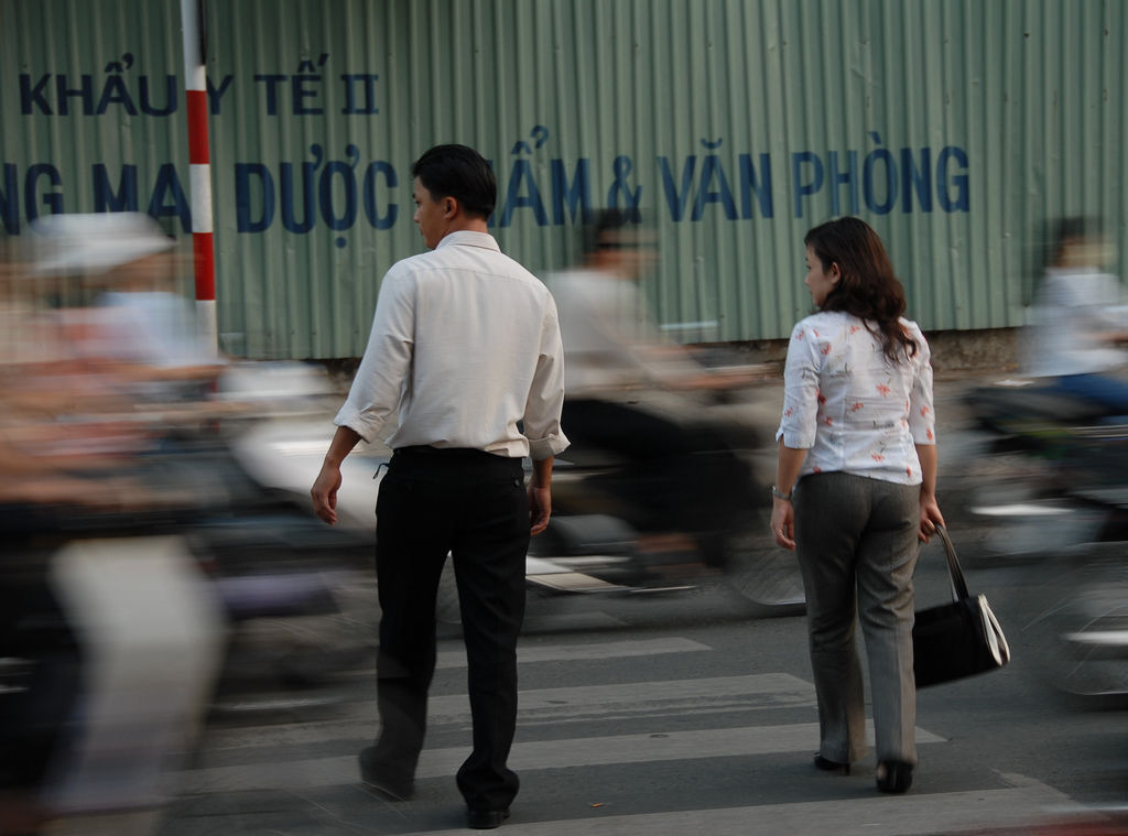 Во Вьетнаме так трудно перейти улицу, что приходится просить о помощи полицию